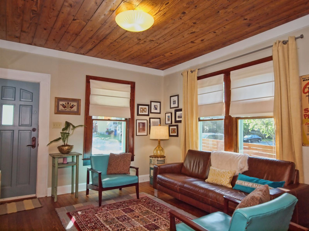 Klassisches Wohnzimmer mit beiger Wandfarbe und braunem Holzboden in Austin