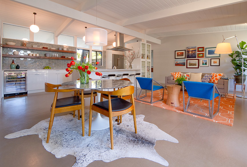 Foto di un soggiorno minimalista aperto con pareti beige e pavimento in sughero