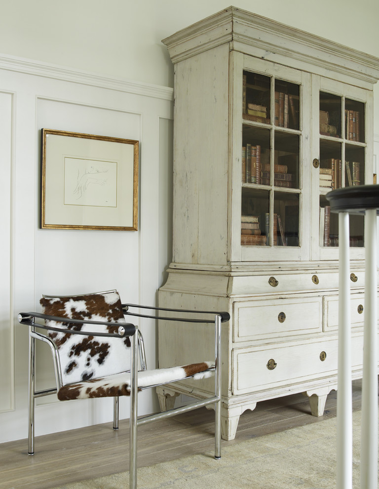 Cette image montre un salon traditionnel de taille moyenne avec un mur blanc et parquet clair.