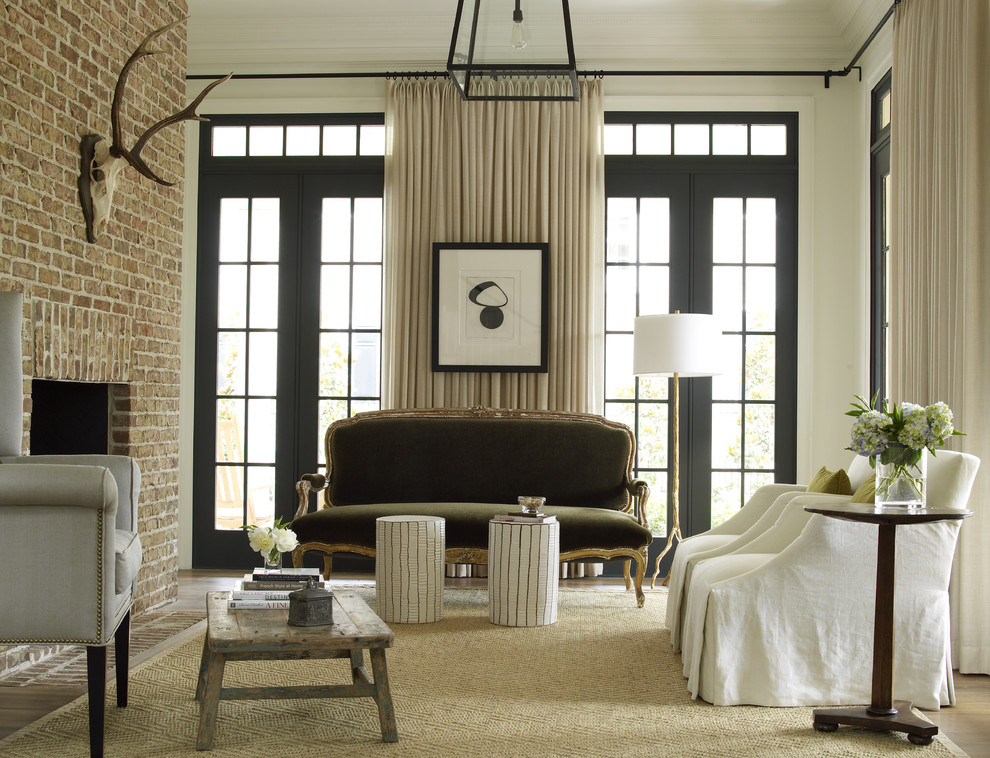 Стильный дизайн: парадная, изолированная гостиная комната в стиле неоклассика (современная классика) с белыми стенами, фасадом камина из кирпича и стандартным камином без телевизора - последний тренд