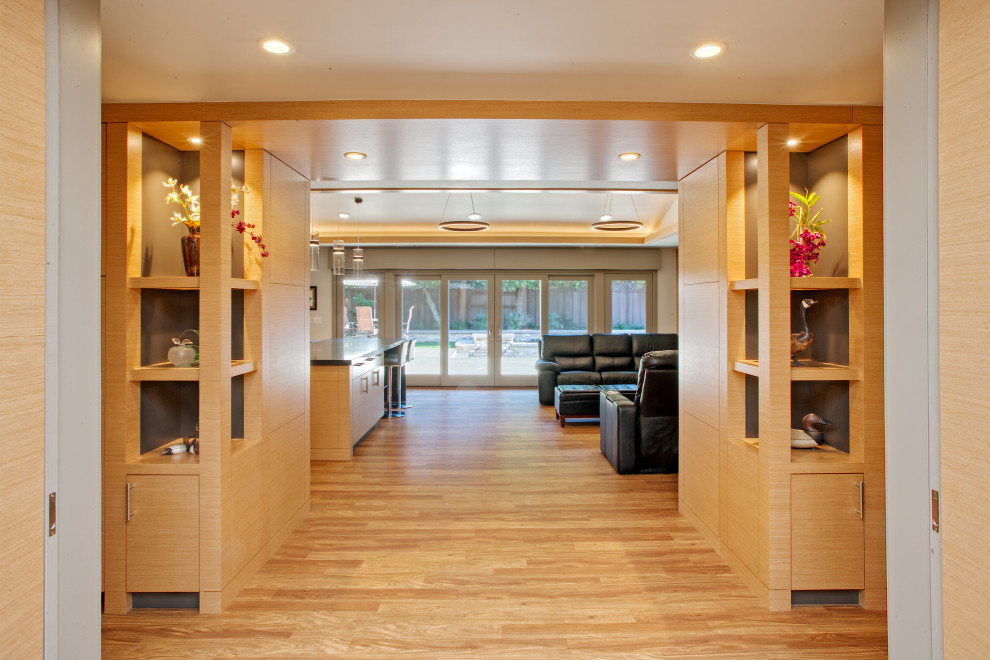Großes, Offenes Modernes Wohnzimmer ohne Kamin mit Vinylboden, Multimediawand, brauner Wandfarbe, braunem Boden, Holzdecke und Holzwänden in San Francisco