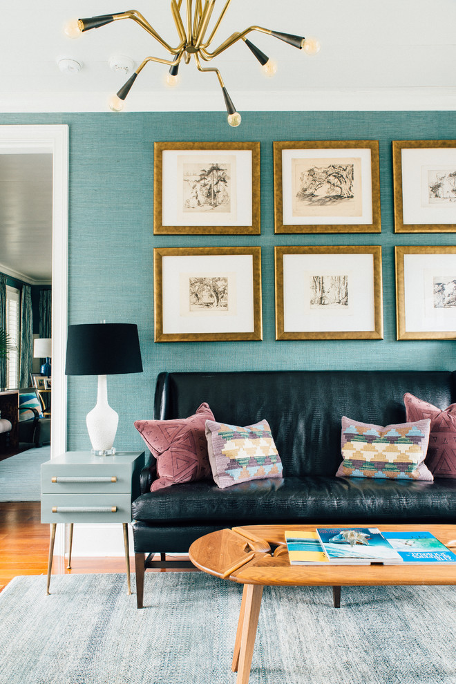 Esempio di un soggiorno chic con pareti blu, pavimento in legno massello medio e pavimento marrone