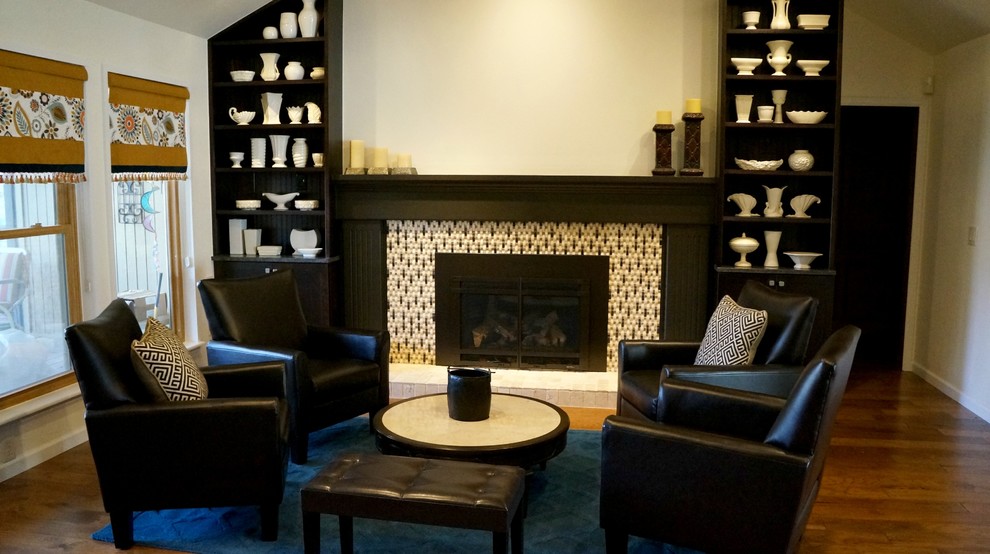 Cette photo montre un salon tendance avec un sol en bois brun, une cheminée standard et un manteau de cheminée en carrelage.