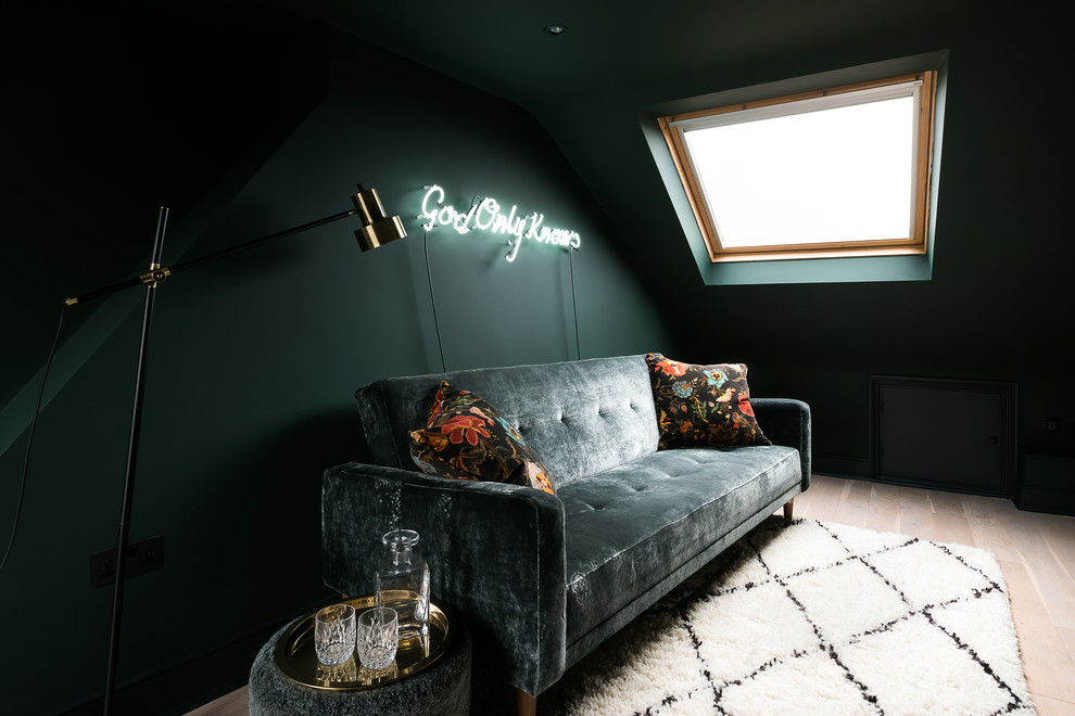 Стильный дизайн: изолированная гостиная комната среднего размера в современном стиле с зелеными стенами и светлым паркетным полом - последний тренд