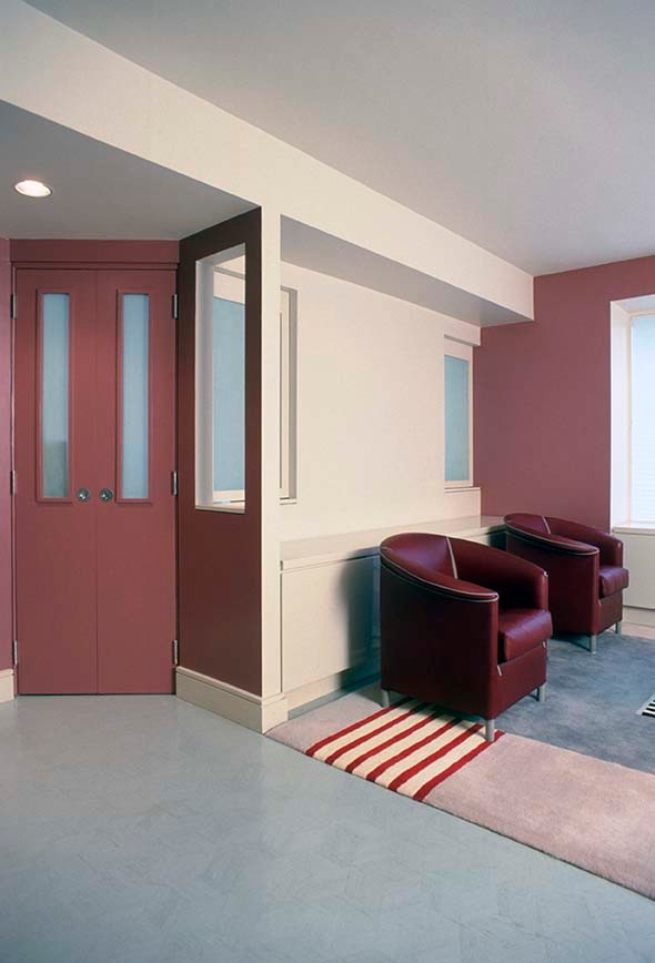 Aménagement d'un grand salon mansardé ou avec mezzanine moderne avec un mur rouge, parquet clair et aucun téléviseur.