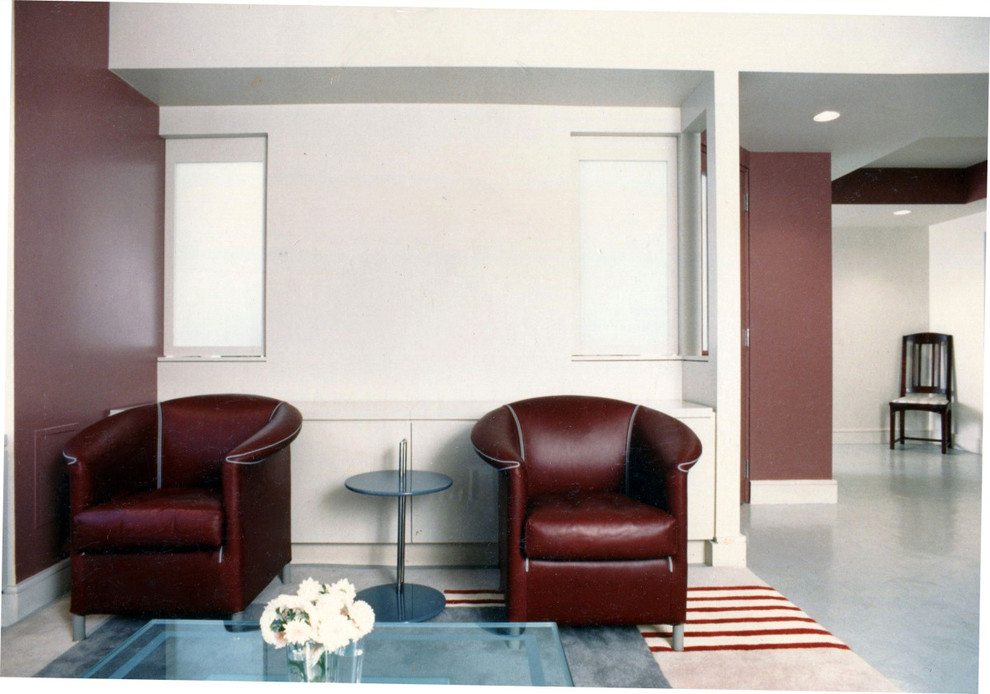 Immagine di un soggiorno minimalista stile loft con pareti rosse e parquet chiaro