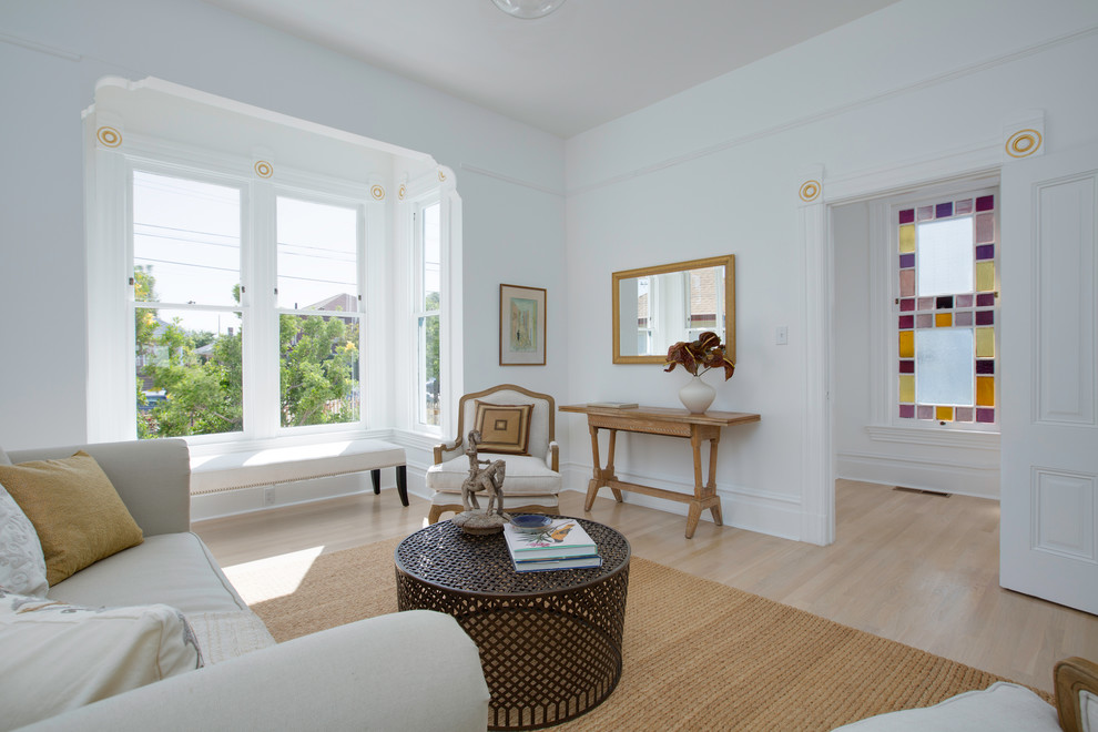 Klassisches Wohnzimmer mit weißer Wandfarbe, hellem Holzboden und beigem Boden in San Francisco