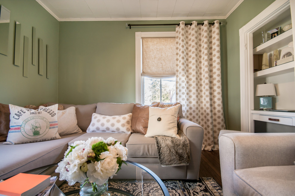 Идея дизайна: маленькая изолированная гостиная комната в стиле неоклассика (современная классика) с зелеными стенами, темным паркетным полом и телевизором на стене для на участке и в саду