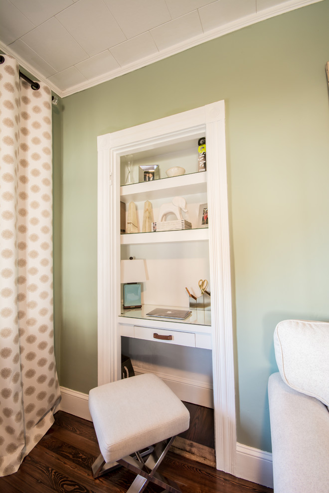 Пример оригинального дизайна: маленькая изолированная гостиная комната в стиле неоклассика (современная классика) с зелеными стенами, темным паркетным полом и телевизором на стене для на участке и в саду
