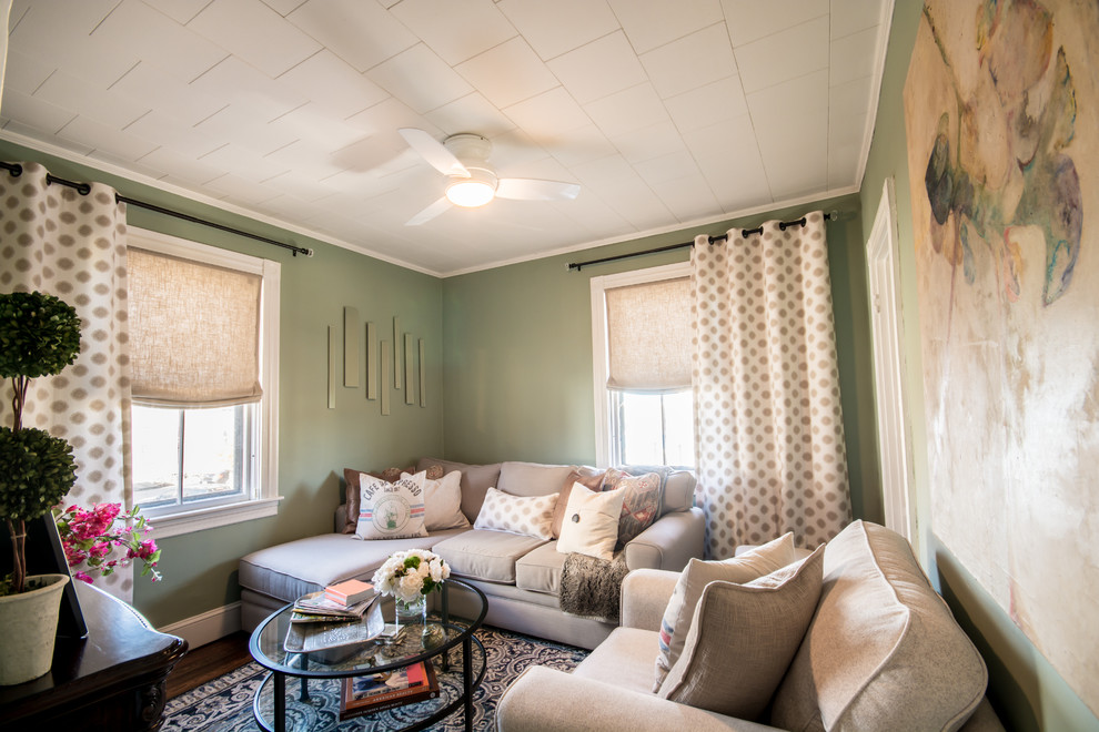 Immagine di un piccolo soggiorno classico chiuso con pareti verdi, parquet scuro e TV a parete