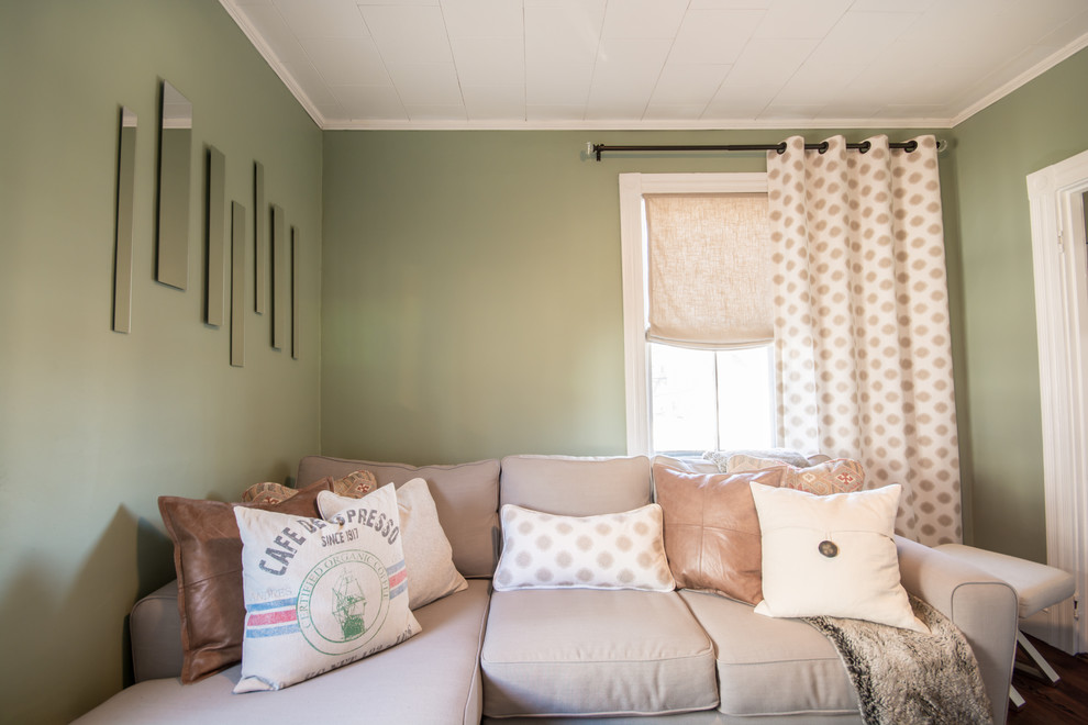 Свежая идея для дизайна: маленькая изолированная гостиная комната в стиле неоклассика (современная классика) с зелеными стенами, темным паркетным полом и телевизором на стене для на участке и в саду - отличное фото интерьера