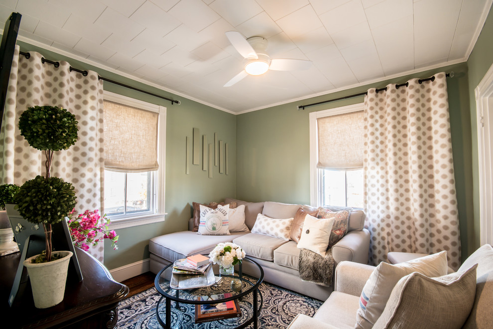 Idéer för att renovera ett litet vintage separat vardagsrum, med gröna väggar, mörkt trägolv och en väggmonterad TV