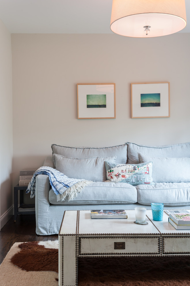Repräsentatives, Fernseherloses Eklektisches Wohnzimmer mit grauer Wandfarbe, dunklem Holzboden und braunem Boden in New York