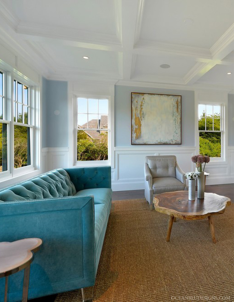 Cette photo montre un grand salon tendance fermé avec une salle de réception, un mur bleu, parquet foncé, une cheminée standard et un manteau de cheminée en carrelage.