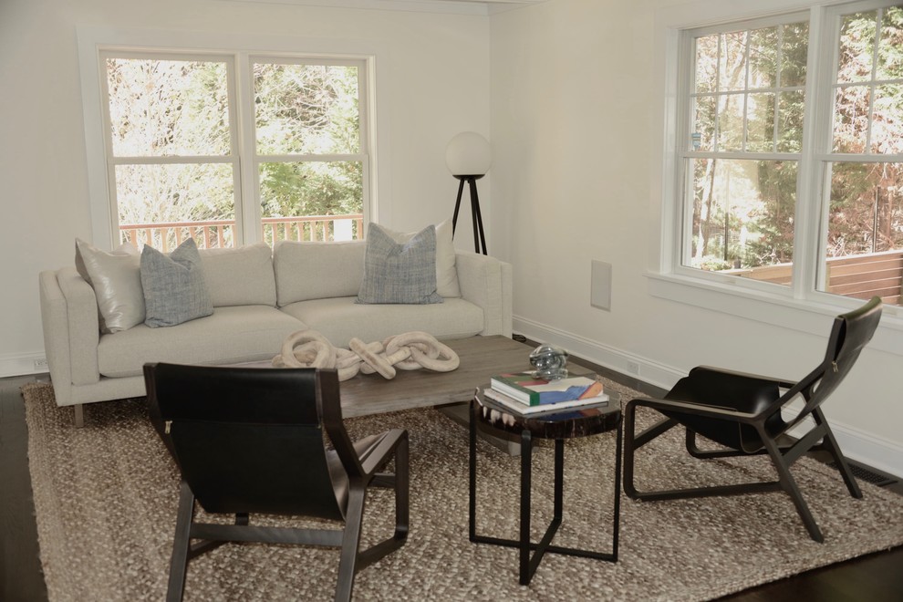 Mittelgroßes, Repräsentatives, Fernseherloses, Offenes Klassisches Wohnzimmer ohne Kamin mit weißer Wandfarbe und dunklem Holzboden in New York