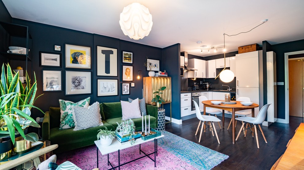 Kleines, Offenes Modernes Wohnzimmer mit schwarzer Wandfarbe, dunklem Holzboden und braunem Boden in London