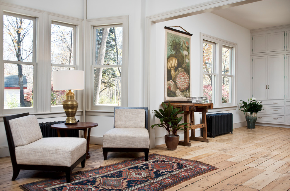 Inspiration för ett vintage vardagsrum, med vita väggar, mellanmörkt trägolv och brunt golv