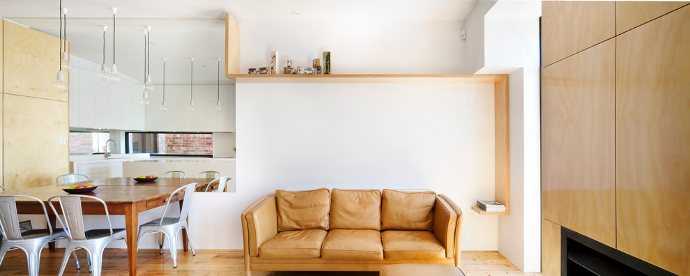 Идея дизайна: открытая гостиная комната среднего размера в скандинавском стиле с белыми стенами, светлым паркетным полом, стандартным камином, фасадом камина из дерева и отдельно стоящим телевизором