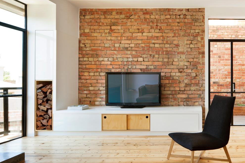 Ejemplo de salón abierto nórdico de tamaño medio con paredes blancas, suelo de madera clara, todas las chimeneas, marco de chimenea de madera y televisor independiente