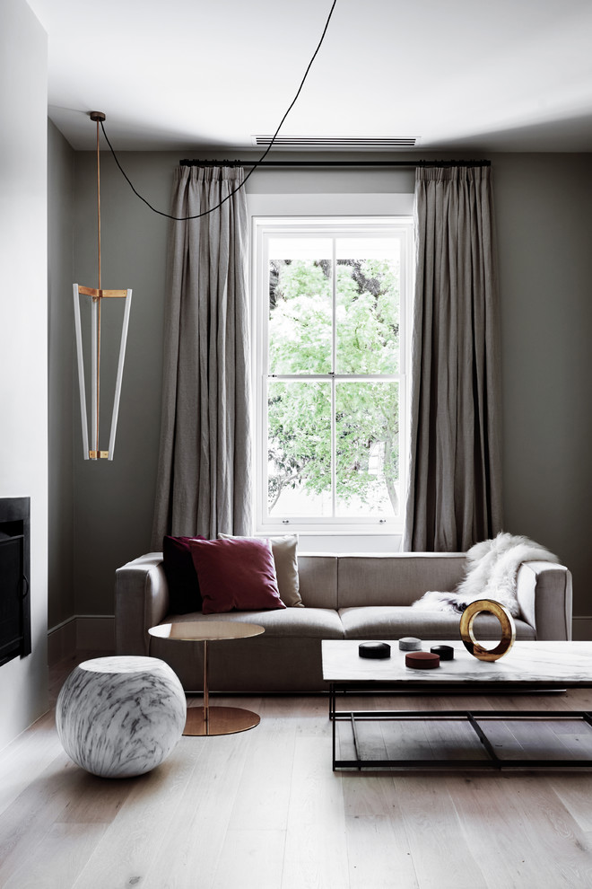 Esempio di un soggiorno minimal aperto con sala formale, pareti grigie, parquet chiaro, camino lineare Ribbon e pavimento beige