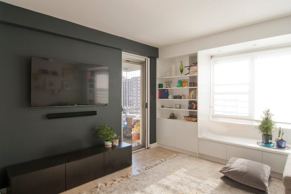 Kleines, Offenes Modernes Wohnzimmer mit schwarzer Wandfarbe, hellem Holzboden, TV-Wand und beigem Boden in New York