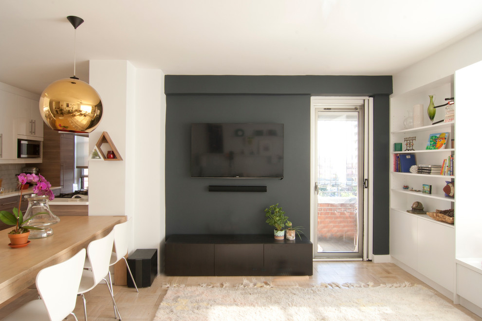 Ejemplo de salón abierto moderno pequeño con paredes negras, suelo de madera clara, televisor colgado en la pared y suelo beige