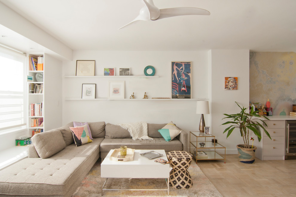 Esempio di un piccolo soggiorno moderno aperto con pareti nere, parquet chiaro, TV a parete e pavimento beige