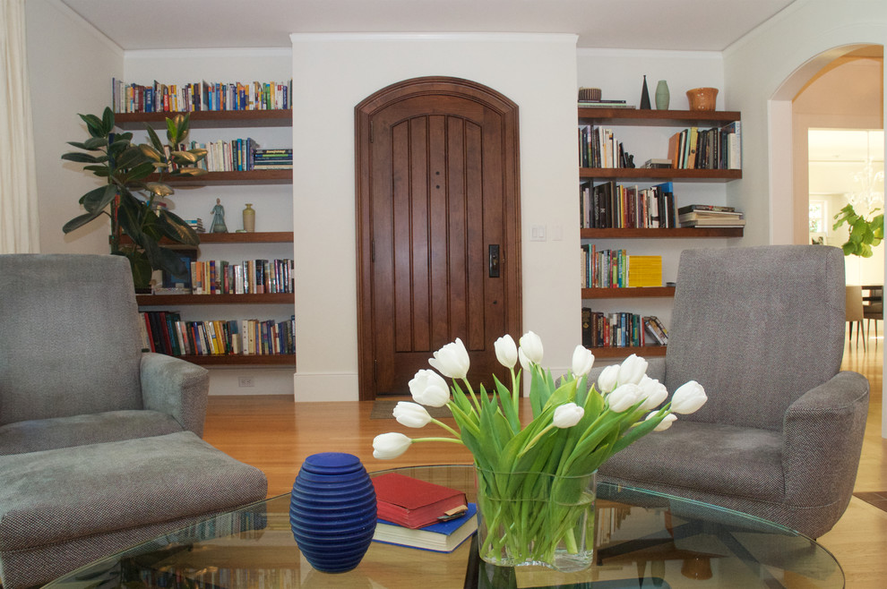 Esempio di un soggiorno moderno con pareti bianche, pavimento in legno massello medio, camino classico, cornice del camino in mattoni e pavimento marrone