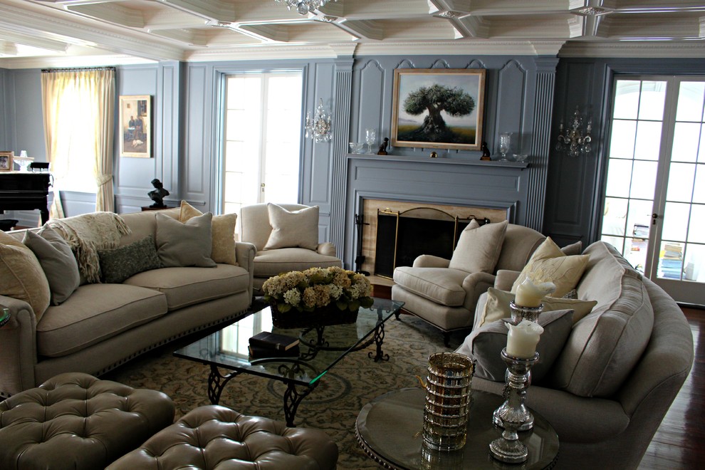 На фото: большая гостиная комната в стиле неоклассика (современная классика) с синими стенами