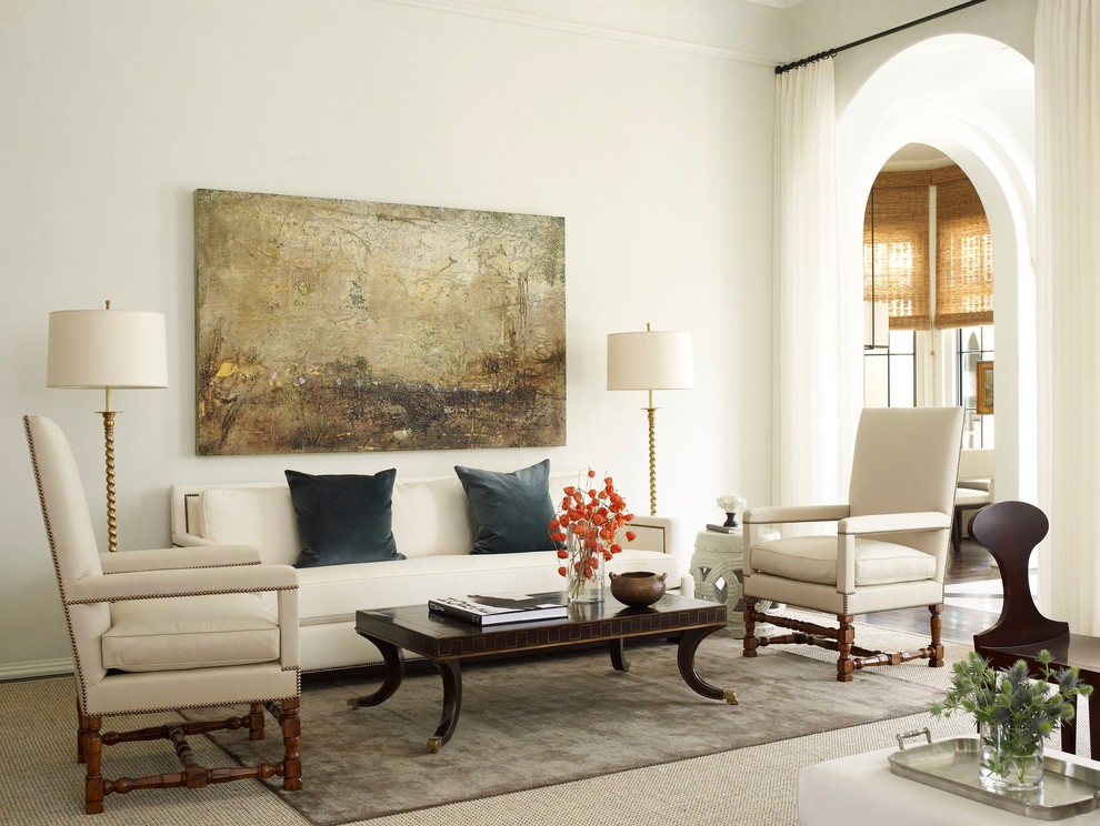 Repräsentatives, Fernseherloses, Mittelgroßes Klassisches Wohnzimmer mit weißer Wandfarbe und Teppichboden in Houston