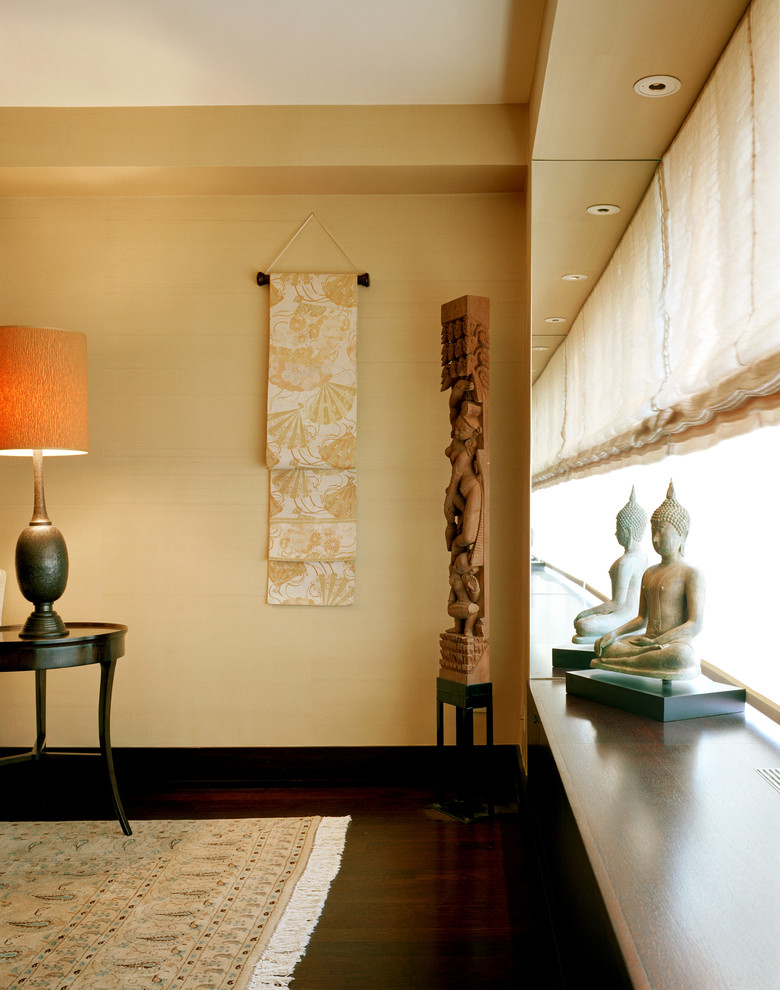 Imagen de salón para visitas asiático sin chimenea y televisor con paredes beige, suelo de madera oscura y suelo marrón
