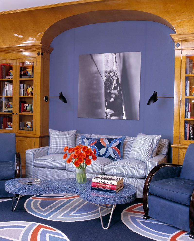 Идея дизайна: гостиная комната в стиле неоклассика (современная классика) с с книжными шкафами и полками, синими стенами и ковровым покрытием