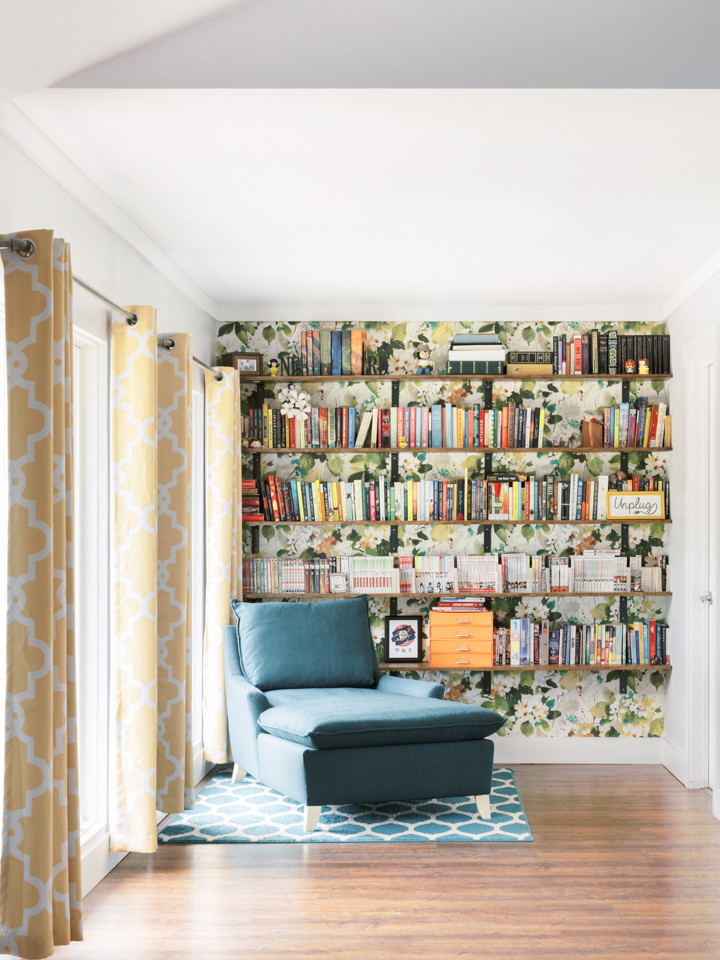 Idées déco pour un salon classique de taille moyenne et ouvert avec une bibliothèque ou un coin lecture, un mur multicolore, sol en stratifié, aucun téléviseur et un sol marron.