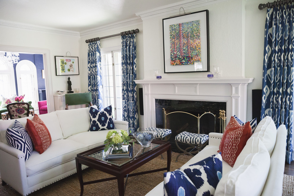 Idée de décoration pour un salon tradition de taille moyenne et fermé avec un mur bleu, parquet foncé, une cheminée standard et un manteau de cheminée en pierre.