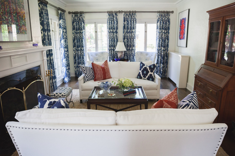 На фото: изолированная гостиная комната среднего размера в классическом стиле с синими стенами, темным паркетным полом, стандартным камином и фасадом камина из камня с