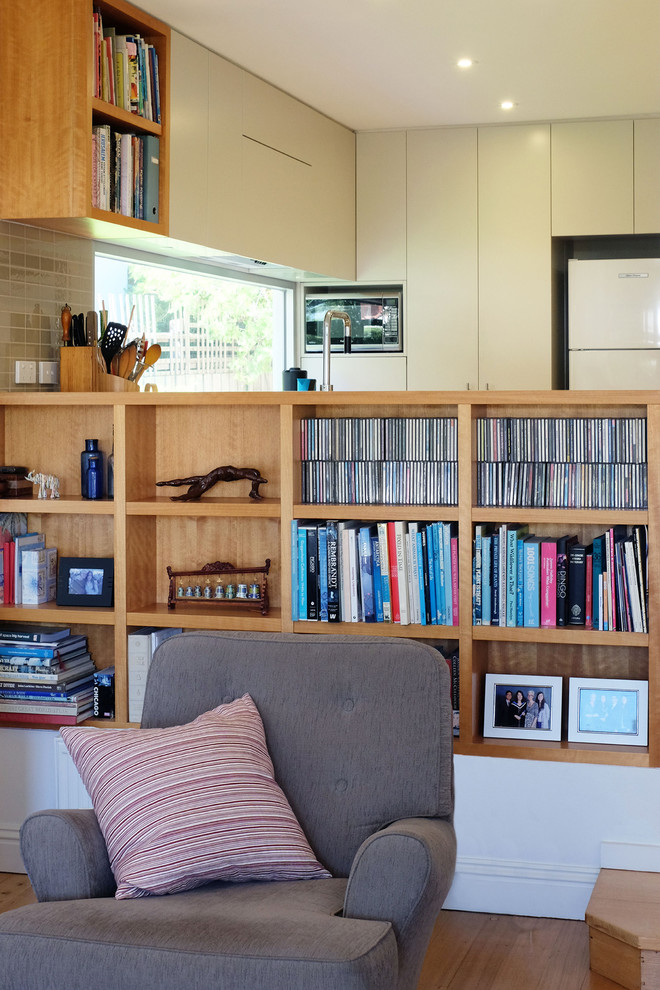 Mittelgroßes, Offenes Modernes Wohnzimmer mit braunem Holzboden in Melbourne