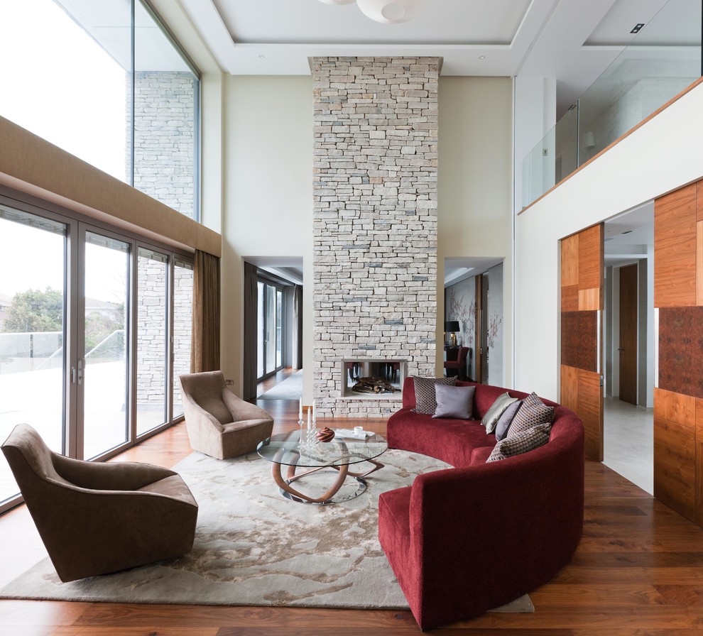 Großes, Repräsentatives Modernes Wohnzimmer mit Tunnelkamin und Kaminumrandung aus Stein in London
