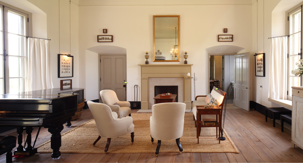 Imagen de salón con rincón musical campestre con paredes beige, suelo de madera en tonos medios y todas las chimeneas