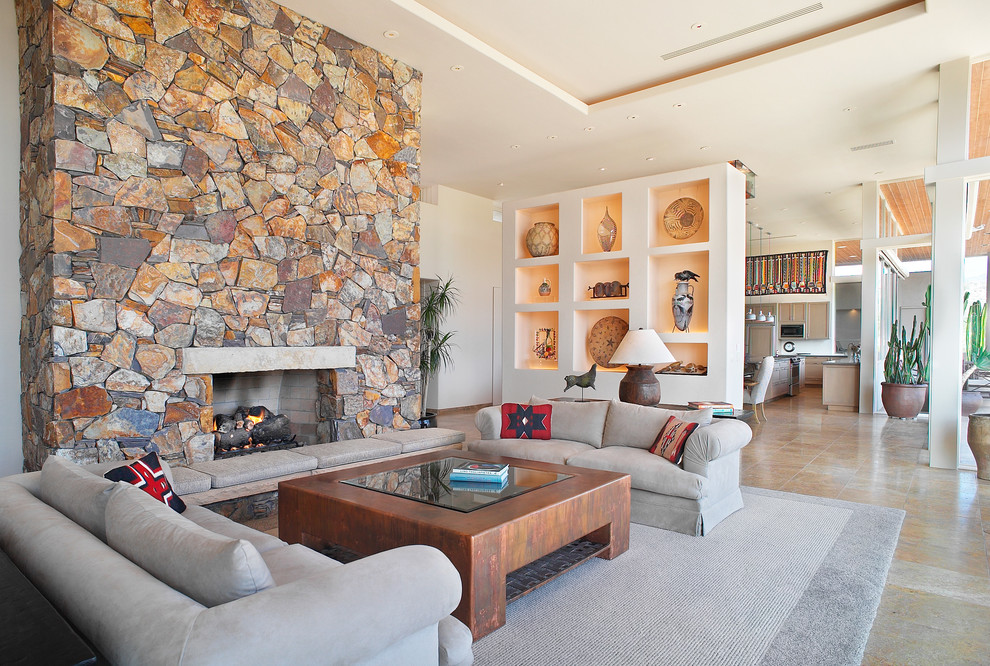 Свежая идея для дизайна: гостиная комната в стиле фьюжн с стандартным камином и фасадом камина из камня - отличное фото интерьера