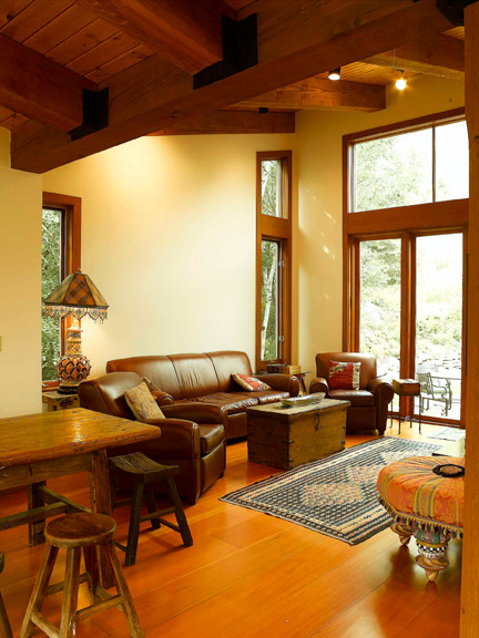 Idéer för ett stort rustikt allrum med öppen planlösning, med beige väggar, mellanmörkt trägolv, ett finrum och brunt golv