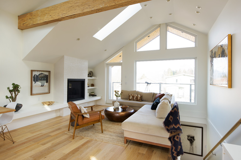 Imagen de salón abierto escandinavo grande con paredes blancas, suelo de madera clara, todas las chimeneas y marco de chimenea de baldosas y/o azulejos