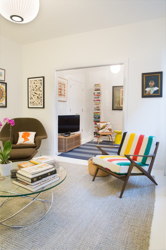 Immagine di un piccolo soggiorno moderno aperto con pareti bianche, pavimento in legno verniciato, camino classico e cornice del camino in mattoni