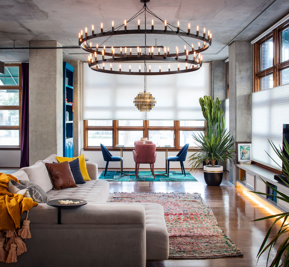 Esempio di un soggiorno eclettico di medie dimensioni e aperto con pareti grigie, pavimento in legno massello medio, pavimento marrone e TV autoportante
