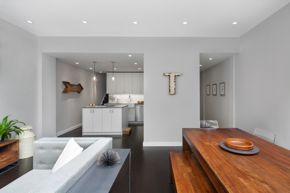 Источник вдохновения для домашнего уюта: парадная, открытая гостиная комната среднего размера в стиле модернизм с серыми стенами, деревянным полом и коричневым полом