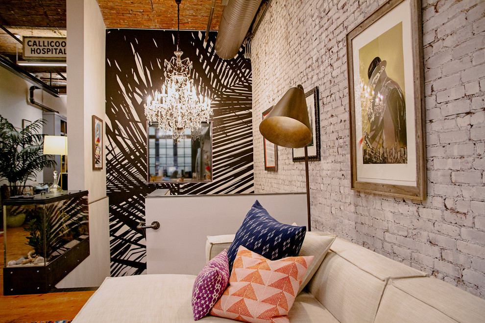 Foto på ett eklektiskt loftrum, med ett finrum, flerfärgade väggar, mellanmörkt trägolv och brunt golv