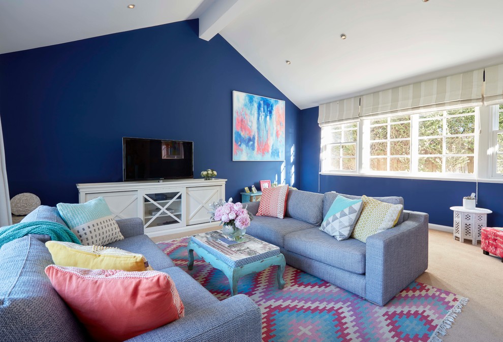 Bild på ett mellanstort eklektiskt separat vardagsrum, med blå väggar, heltäckningsmatta, en dubbelsidig öppen spis, en spiselkrans i tegelsten, en fristående TV och beiget golv