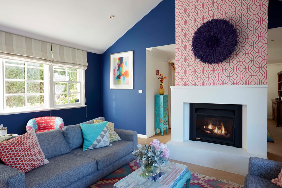 Свежая идея для дизайна: изолированная гостиная комната среднего размера в стиле фьюжн с синими стенами, ковровым покрытием, двусторонним камином, фасадом камина из кирпича, отдельно стоящим телевизором и бежевым полом - отличное фото интерьера