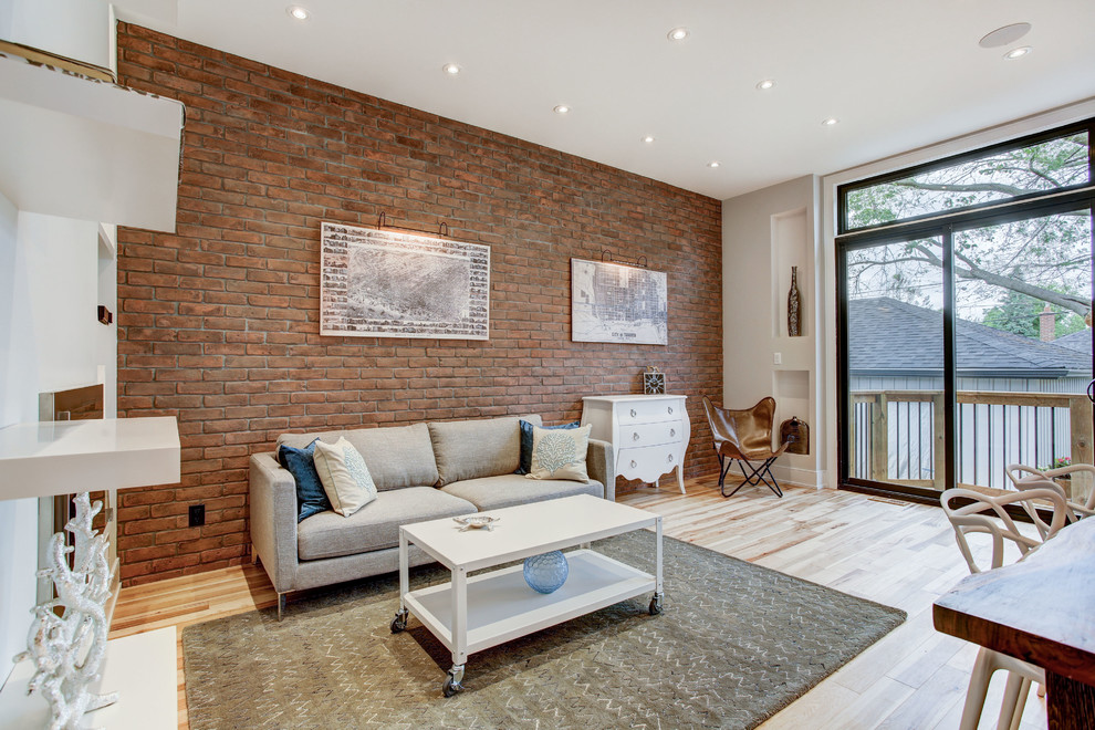 Mittelgroßes, Repräsentatives, Offenes Modernes Wohnzimmer mit grauer Wandfarbe, hellem Holzboden, Kamin, verputzter Kaminumrandung und TV-Wand in Toronto