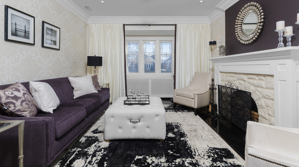 Foto di un piccolo soggiorno design chiuso con sala formale, pavimento in legno massello medio, camino classico e cornice del camino in pietra