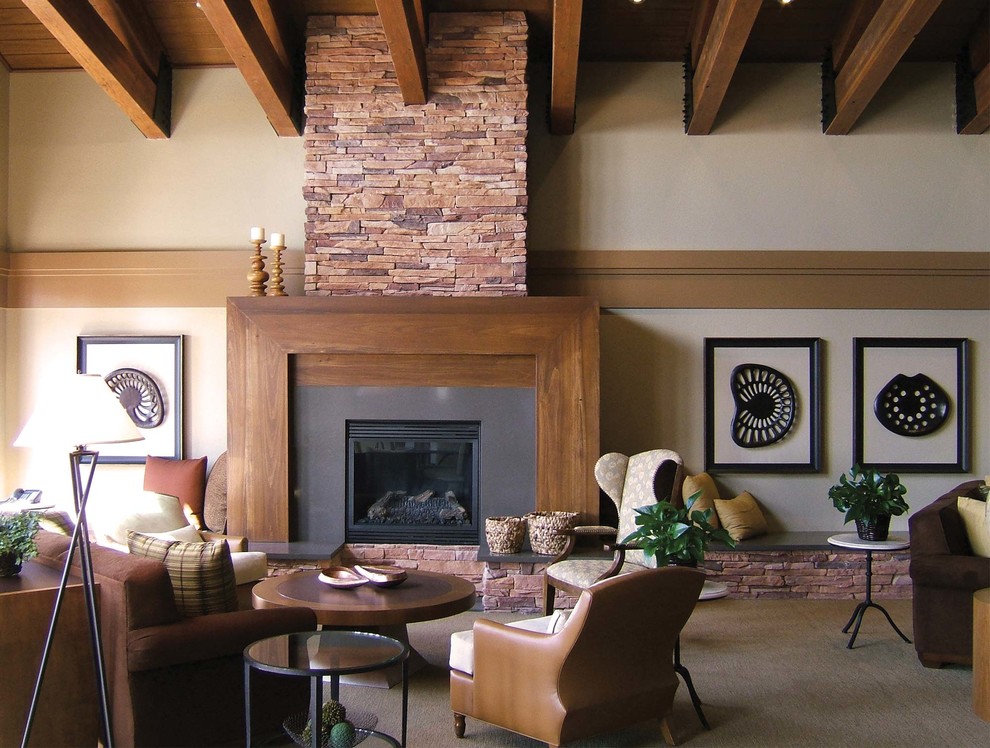 Стильный дизайн: большая изолированная гостиная комната в современном стиле с фасадом камина из камня, бежевыми стенами, ковровым покрытием, стандартным камином и коричневым диваном без телевизора - последний тренд
